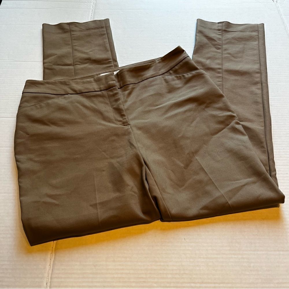 Chico's flat front pants Size 0.5 Regular Tan NWOT, zipper and clasp closure